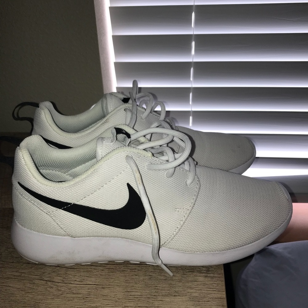 Nike Roshes size 10